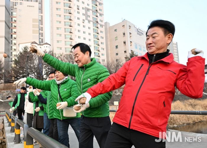 2월 21일 의정부시 새마을회(회장 조상권)가 경전철 동오역 인근에서 수질 개선을 위한 EM 흙공 던지기 활동을 실시하고 있다.
