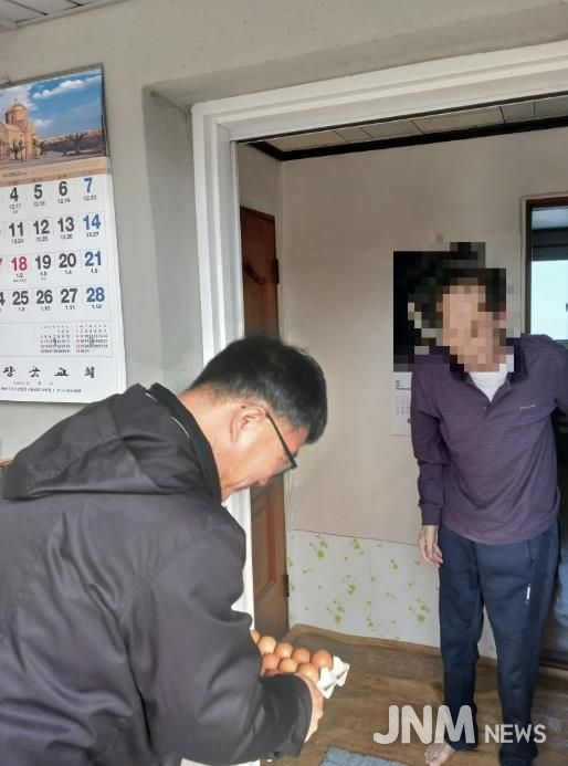 이정진 선장면장이 관내 독거 어르신 가정을 방문해 계란을 전달하고 건강 상태를 확인하고 있다.