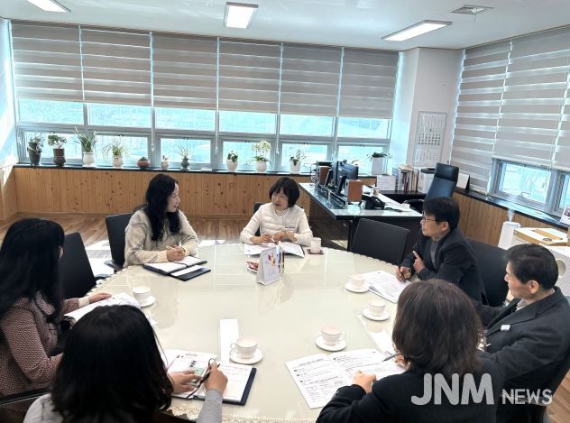 울산교육연수원 한현숙 원장과 부서장들이 23일 청렴 문화 정착을 위한 청렴대책추진단 회의를 하고있다.
