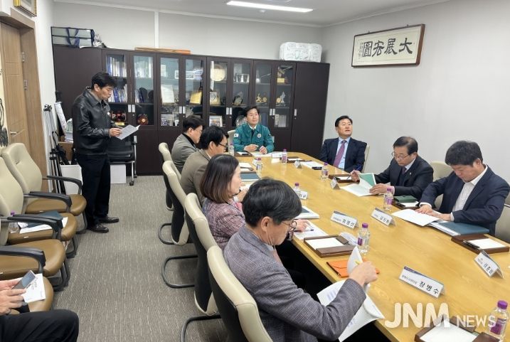 시청 민원접견실에서 ‘사명대사 역사·문화권 활성화 지역특화 발전 전략 수립 연구 용역’ 착수보고회를 진행 중이다.