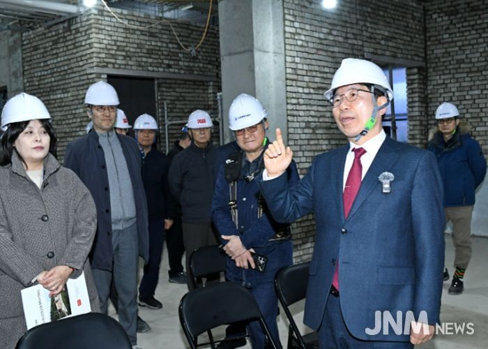 구리시립노인전문요양원 증축 공사 현장에 대해 보고받는 백경현 구리시장