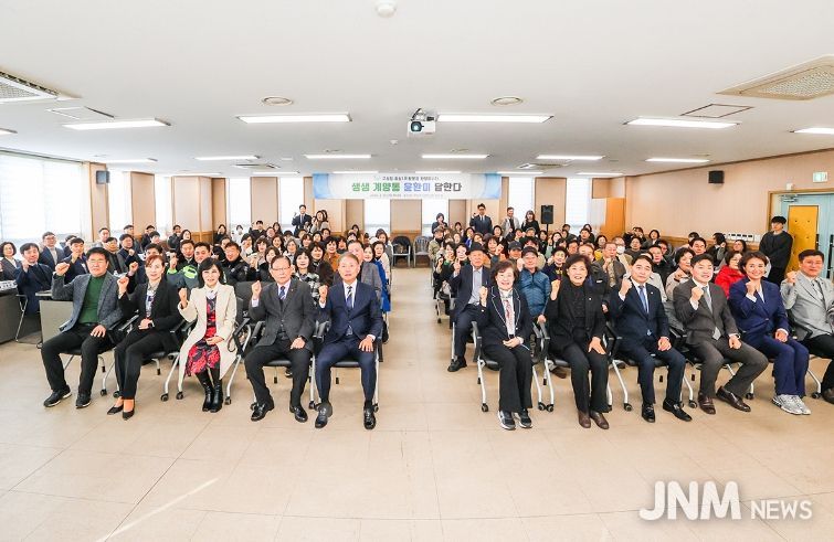 윤환 계양구청장이 12일 효성1동 동방문 행사에서 주민들과 소통하고 있다.