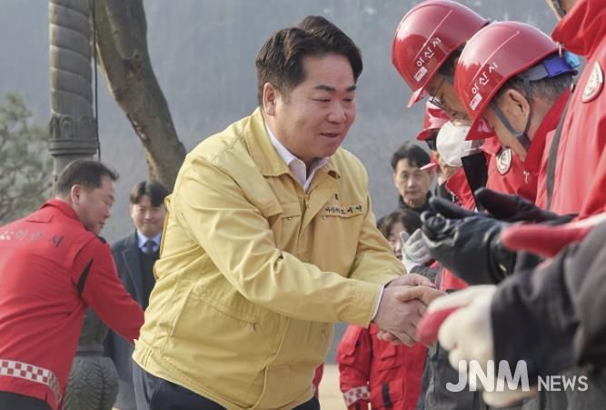 시장 현장 방문으로 산불감시원 등 격려 모습