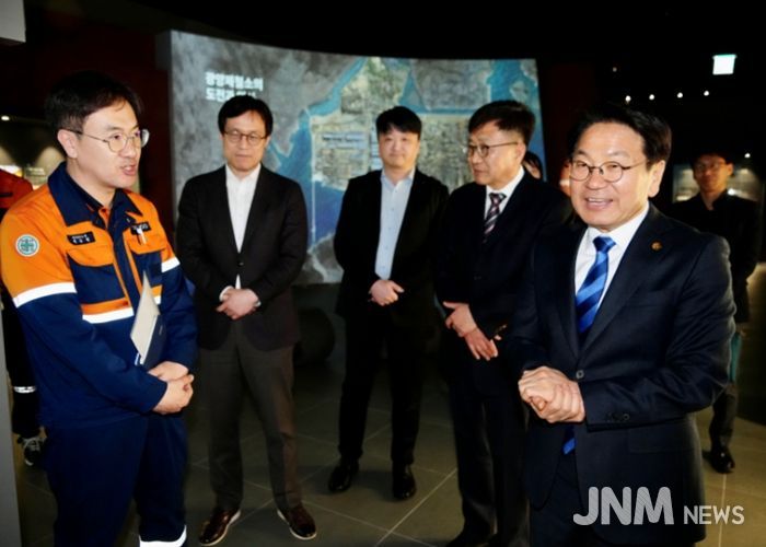 강기정 광주광역시장이 16일 포스코 광양제철소를 방문해 제철소 운영 현황을 살펴보고 에너지 운영 현황과 향후 전력 수급 계획 등을 청취하고 있다. /광주광역시 제공