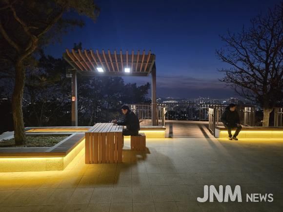 전국 최장 ‘도롱뇽마을 무장애나눔길’ LED 반딧불 조명 운영