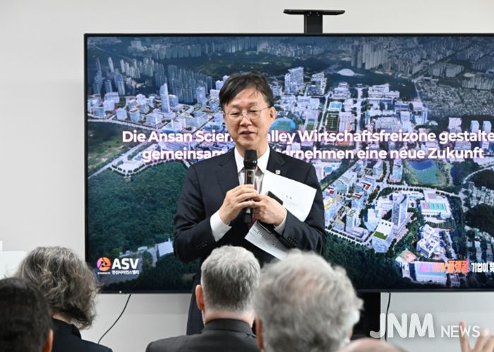 이민근 안산시장이 17일 안산사이언스밸리지구에 입주한 로봇기업 에이로봇 본사에서 주한독일대사관 관계자와 독일 산업계 대표단에게 경제자유구역 ASV지구의 투자유치 인센티브에 대해 설명하고 있다.