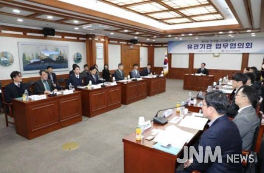 3. 17. 중앙선관위 과천청사 회의실에서 열린 제9회 전국동시지방선거 유관기관 업무협의회에서 강동완 중앙선관위 사무차장이 인사말을 하고 있다.