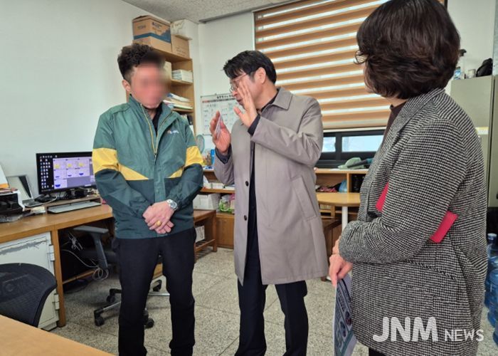 이석범 김포 부시장이 관내 주유소를 방문해 현장 의견을 수렴하고 유가안정 협조를 당부하고 있다.