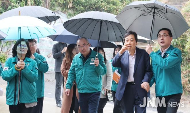 박희조 동구청장이 판암동 일원 옹벽 현장을 방문해 시설물 상태를 점검하고 있다.