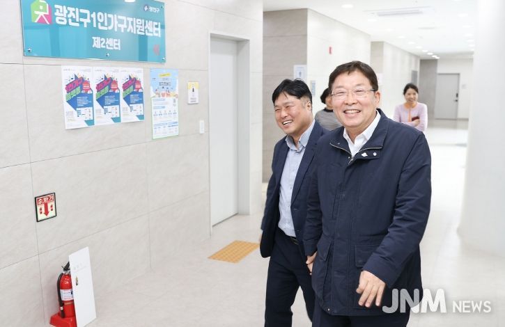 김경호 광진구청장이 지난 3월 24일 광진구 1인가구지원센터 2센터를 방문해 시설을 둘러보고 있다.