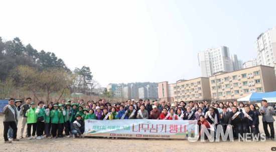 이상일 용인특례시장은 27일 식목일을 맞아 열린 나무심기 행사에서 참석자들과 기념촬영 했다