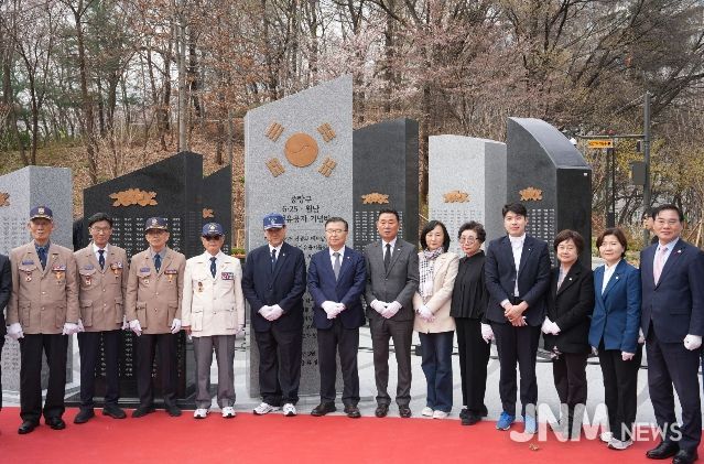 제막식에 참석한 류경기 중랑구청장과 관계자들의 모습
