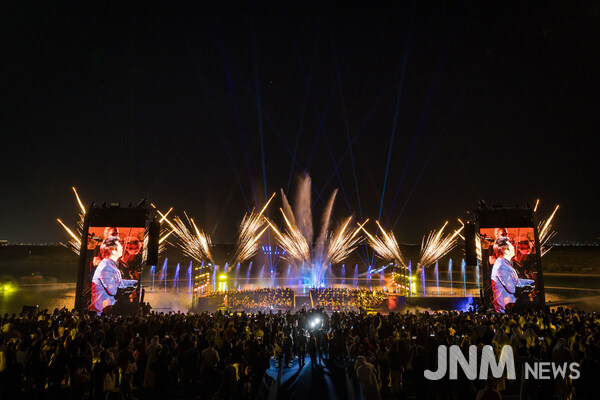 as Island Celebrates Disney Theme Park Resort Show