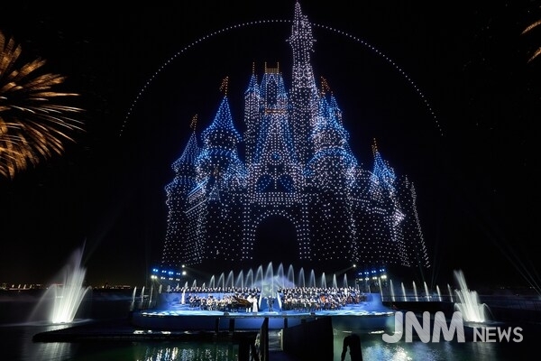 as Island Celebrates Disney Theme Park Resort Show