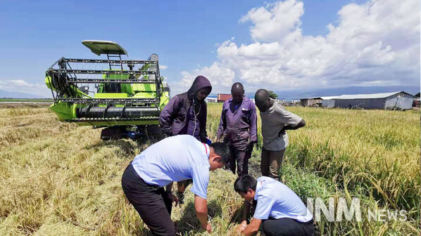 Zoomlion technical staff provide hands-on training to Ugandan farmers, promoting local agricultural skills development