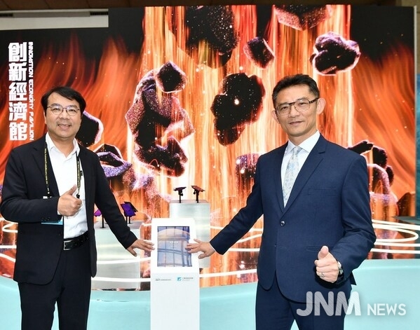 ITRI’s “Osaka Expo (Theatre of Life) – Virtual-Real Interactive Showcase” made its Taiwan debut, featuring a 5.5-meter tech waterfall powered by smart factory–grade integration technology — one of the event’s top highlights. Distinguished guests (from left): Chien-Chih Liu, Section Chief, ITRI; and Chao-Chung Kuo, Director General, Department of Industrial Technology, MOEA.