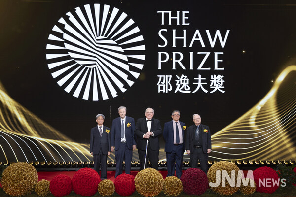 (From left to right) Professor Kenji Fukaya, Professor Wolfgang Baumeister, Professor Reinhard Genzel, Professor George Efstathiou and Professor John Richard Bond at the Shaw Prize Award Presentation Ceremony 2025.