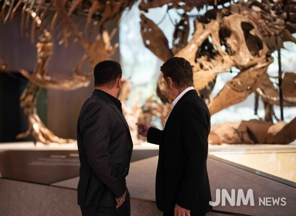 Bollywood Superstars Shah Rukh Khan and Salman Khan Attend Natural History Museum Abu Dhabi’s VIP Opening