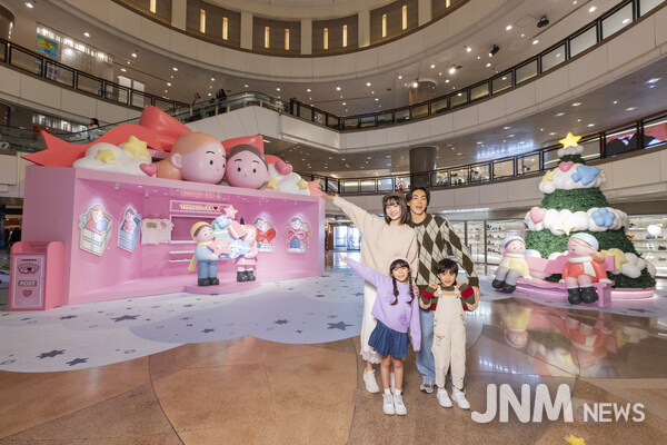 하버시티의 《Threads of Love》 인스톨레이션에서는 Sundae Kids의 거대한 핑크 선물 하우스 《This is for You》와 몽환적인 《Cloud-Kissed》 크리스마스 트리를 함께 만나볼 수 있습니다.