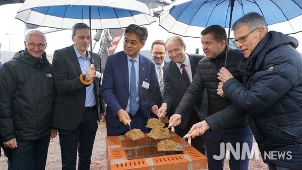 Groundbreaking ceremony for the new production hall in Halle (Saale)