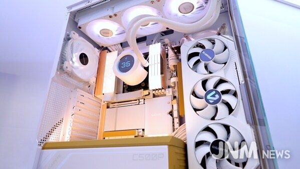 기가바이트, CES 2026에서 X870E AERO X3D WOOD 공개 – 고성능 메인보드에 자연의 우아함 더해