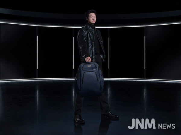 Wei Daxun pictured with the Alpha TUMI Brief Pack™ in Navy.