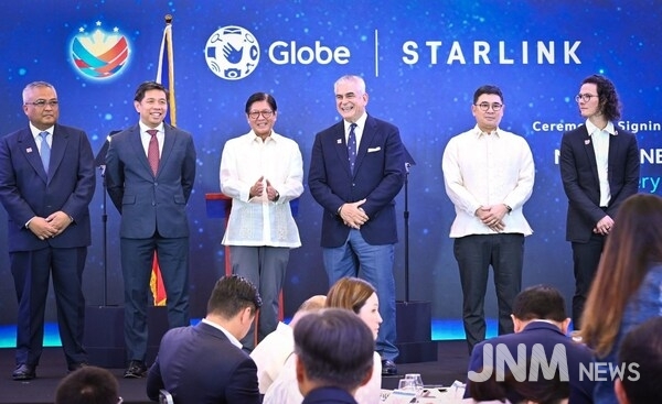 Philippine President Ferdinand R. Marcos Jr. graces the signing of the partnership between Globe and Starlink’s Direct-to-Cell satellite service, the first in Southeast Asia, aimed at expanding digital inclusion and reliable connectivity nationwide. Joining him (left to right): Globe President and CEO Carl Cruz, DICT Secretary Henry Aguda, Globe Chairman Jaime Augusto Zobel de Ayala, Taguig District Representative Hon. Jorge Daniel Bocobo, and Starlink Senior Partnerships Manager Damien Innes.