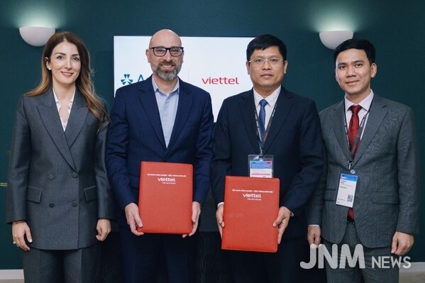 Mr. Nguyen Dang Trien, Vice General Director of Viettel Solutions; Mr. Nguyen Trong Tinh, Vice Director of Strategy Division of Viettel Group; Mr. Anthony Bar