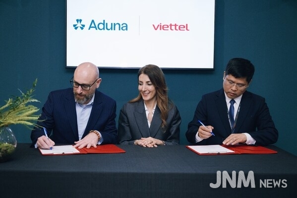 Signing of agreement – Viettel and Aduna Global: Mr. Anthony Bartolo, CEO of Aduna Global; Rita Mokbel, CEO of Ericsson Vietnam; Mr. Nguyen Dang Trien, Vice General Director of Viettel Solutions