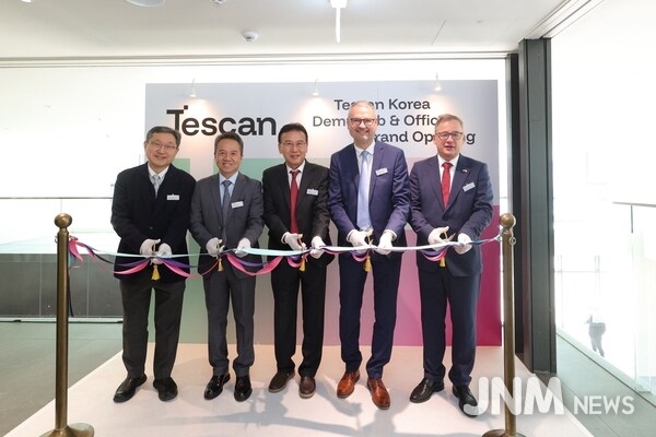 왼쪽부터: 한국현미경학회 회장 여종석, Tescan 아시아태평양 총괄 사장 Sean Lee, Tescan Korea General Manager 김재환, Tescan CFO Pavel Sustek, 주한 체코대사 Ivan Jančárek.
